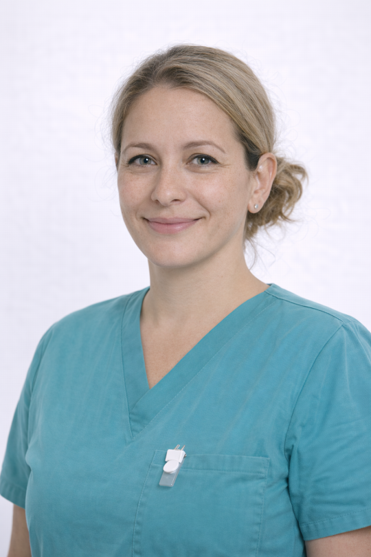 Miriam Scholz in medizinischer Kleidung